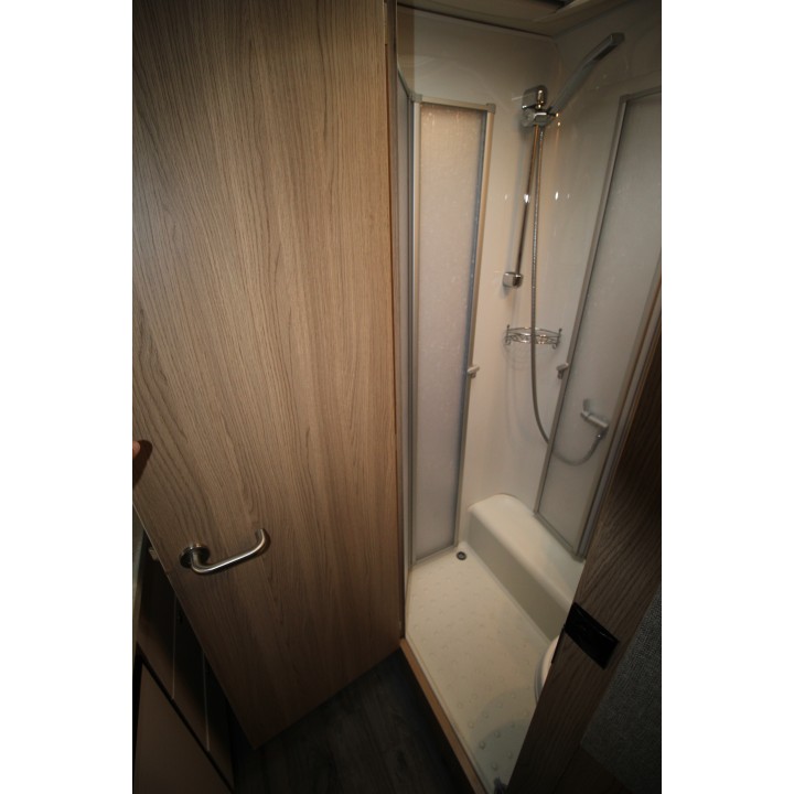 Camping-car profilé LMC Breezer V643G